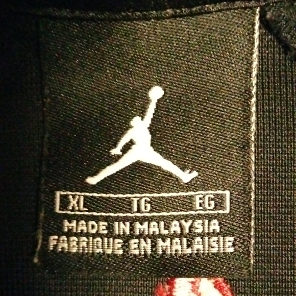 XL jordan wind jacket 🧥has embroidered wings on sleeves... emblem of slamdunk. - Picture 2 of 6